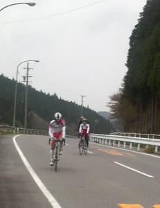 背景が森のミオとゆか輪