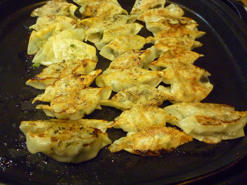 3人で餃子作り