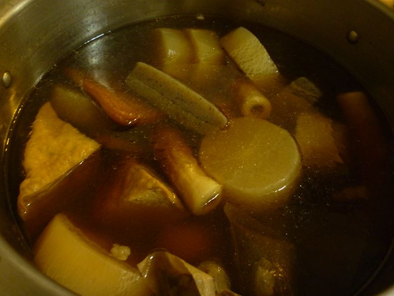 大鍋でおでん作り
