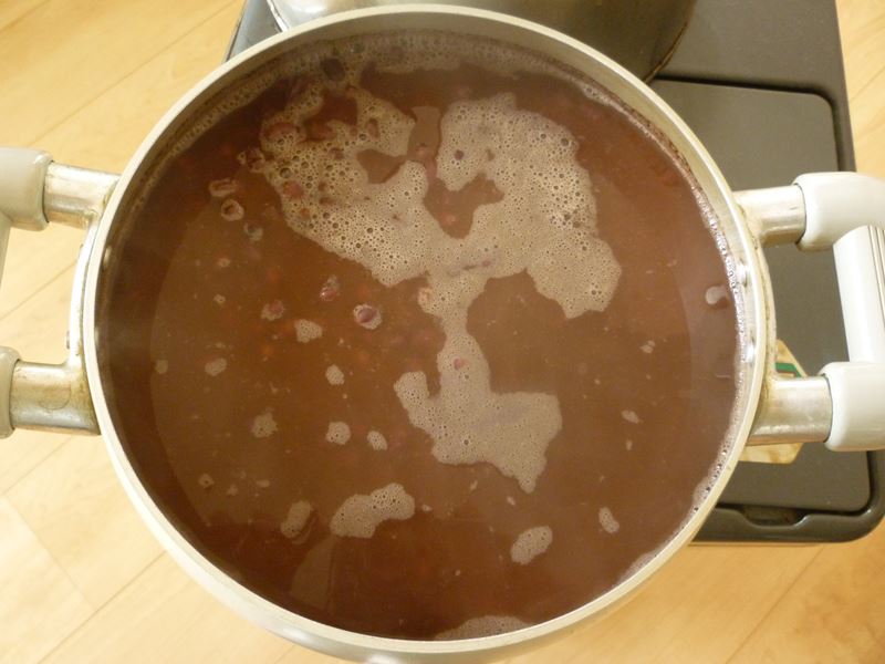 小豆を煮てる