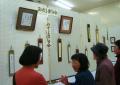展示を見る人々
