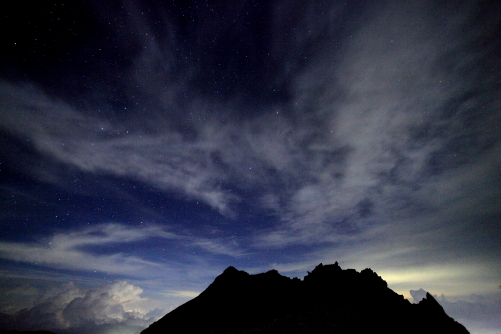 伊那前岳と夜空の雲と星