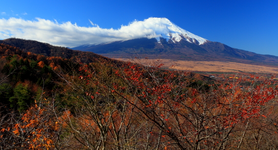 雲のたなびく白銀まとう富士山