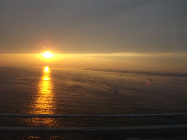 外は夕焼け
