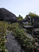 岩場を登って山頂