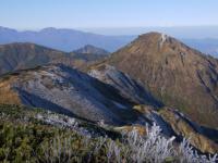 山頂より焼山、雨飾山