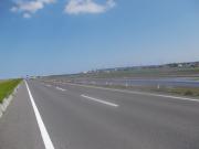 吹きさらしの堤防沿いの道