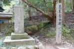 芭蕉句碑『五月雨の降り残してや光堂』