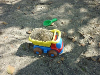 玩具でお砂場遊びをするようになった 2歳4ヶ月 ぼにょ朗育児日記