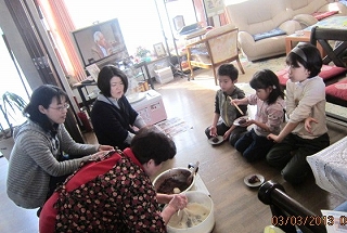 小豆とり、餅作りワイフと母子