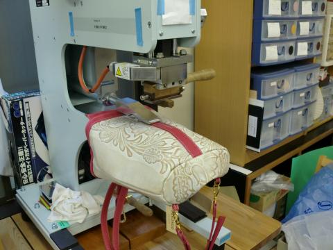 ハンドバッグ完成品に箔押し!