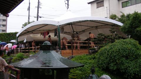 野外ステージのような稽古場