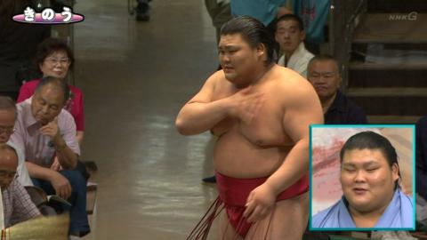 渋い表情で塩を払う大喜鵬関