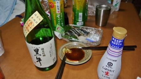 食14_110_25 サンマ刺身と酒