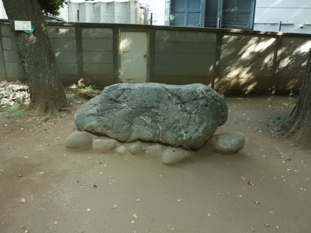 参道脇の大岩