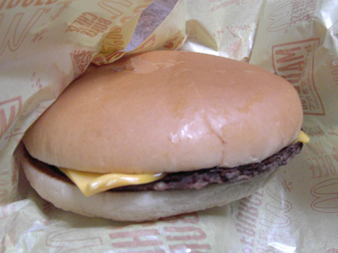 マクドナルドのチーズバーガー