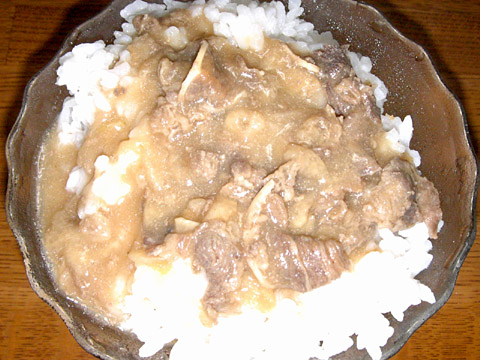 美味しさは元気の源 自然の館の「フリーズドライ チーズ牛丼」 御飯にかけた