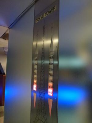 下りエレベーター前にて 9・20