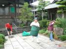 本堂前の掃除
