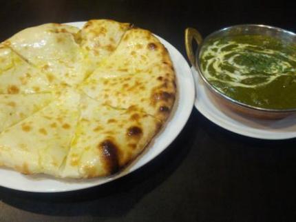 マッシュルームとほうれん草のカレーチーズナン