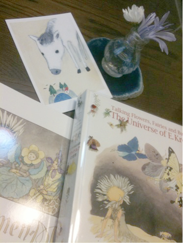 ●カタログと葉書と花