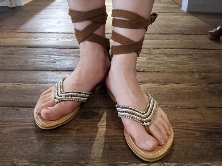 ｻﾝﾀﾞﾙﾌﾞﾗｳﾝ前