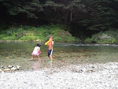 楽しそうに遊んでいる子供達