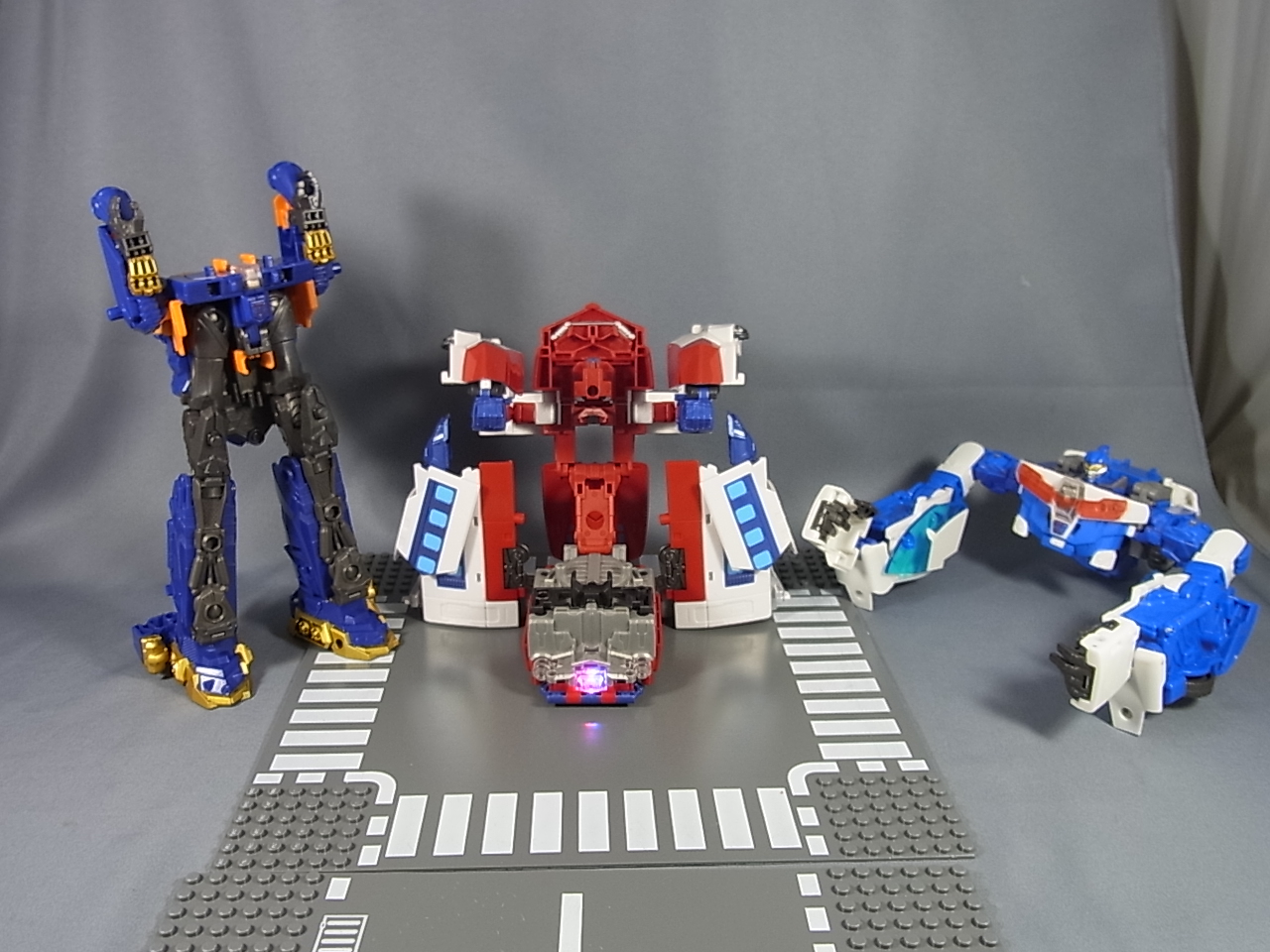 受けよ！斬撃エクス斬り！！」（TFGo! G26 オートボット総司令官