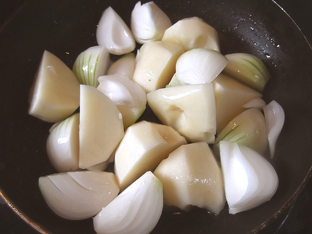 ジャガイモと玉葱を炒める