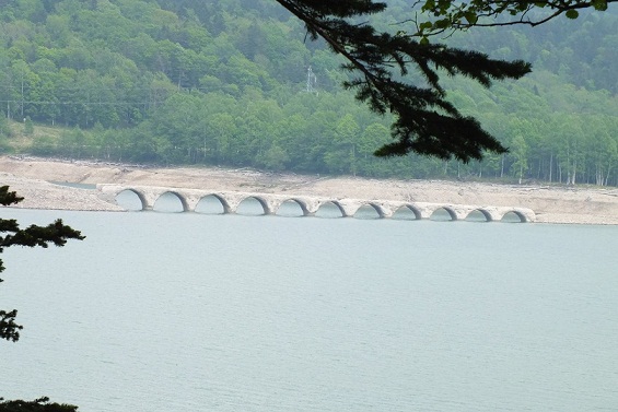 糠平湖とアーチ橋
