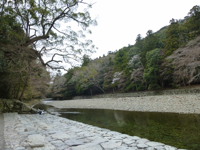 五十鈴川で清めます (640x480)
