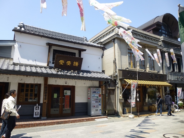 教科書の販売もしている本屋さんでした。今日はお休み。