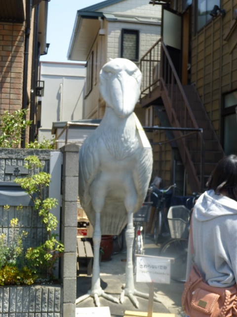 住宅街に突如現れるオブジェ。発砲スチロール製?らしい