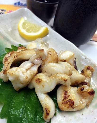 イイ気分のヲイさんに交じり、マグロ丼を食べるお嬢さんもいたりして