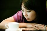 悩む女性