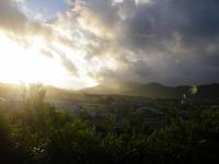 朝日が創る光芒