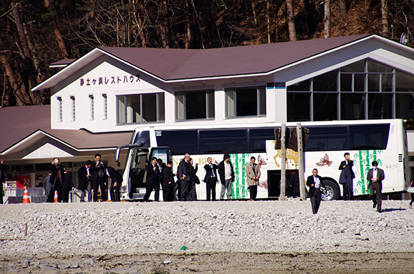 浄土ヶ浜の団体観光客