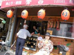 焼き鳥「秀吉」店前にて座り飲み