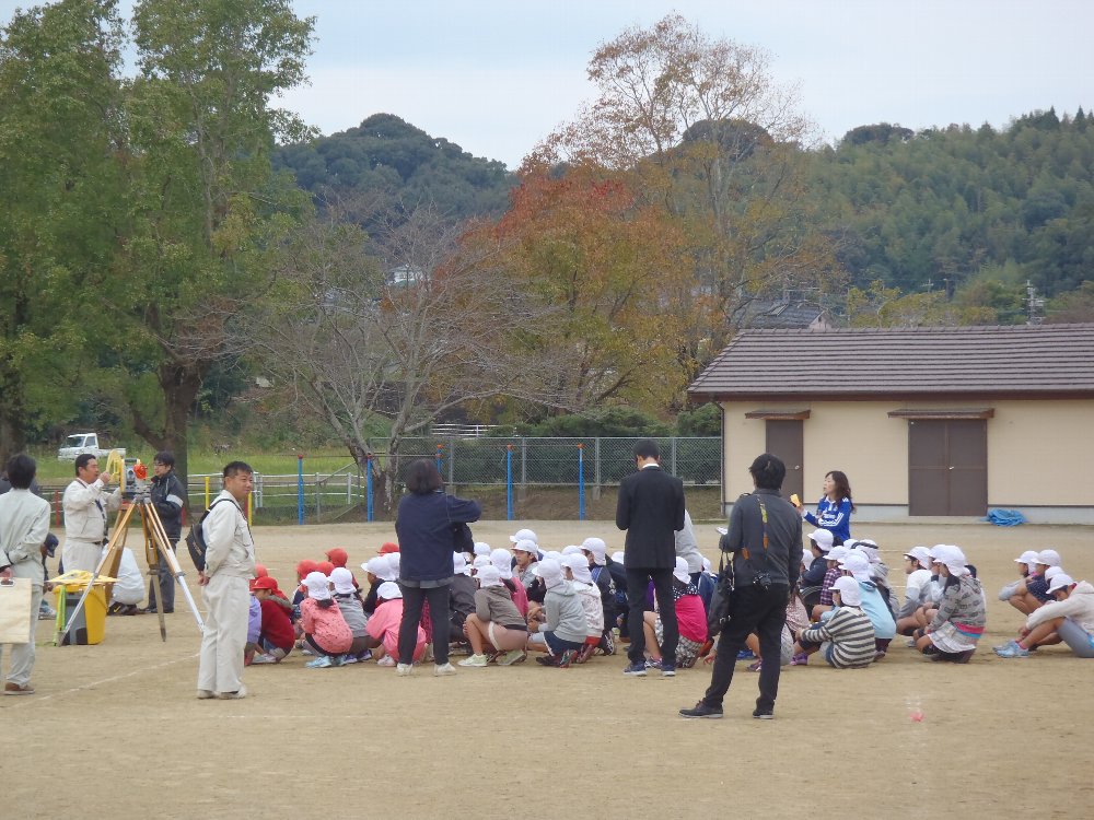 説明を聞いている子供たち