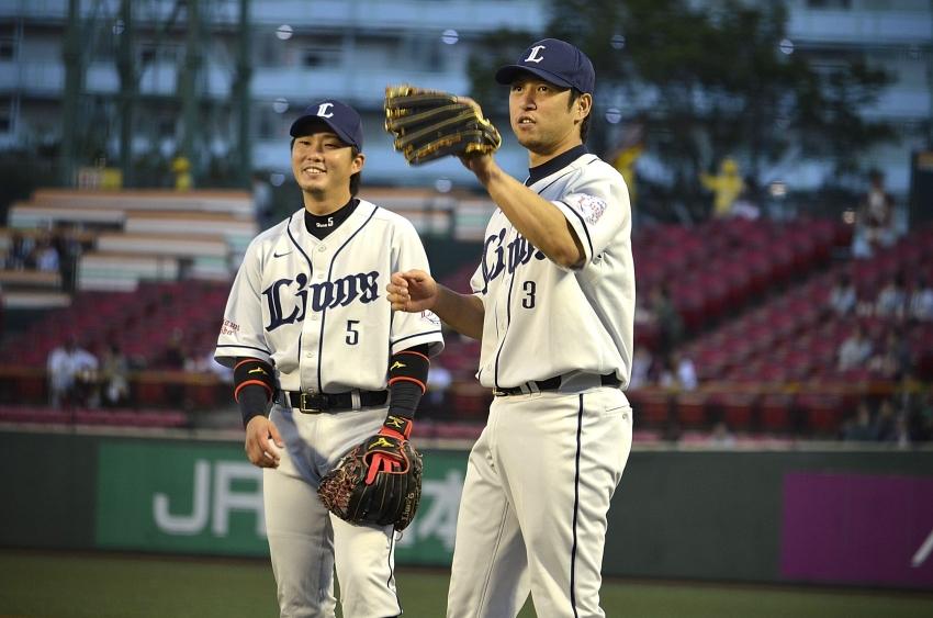 楽ギフ_包装】 プロ野球 読売ジャイアンツ 中島宏之選手の西武時代のT