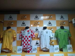 各賞を表す4枚のジャージ(マイヨ)。