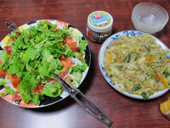 スモークサーモンとルッコラのサラダ、餃子の中身炒め