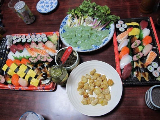 寿司、ぽんぽち塩焼き、こんにゃく刺身ハマボウフウ添え