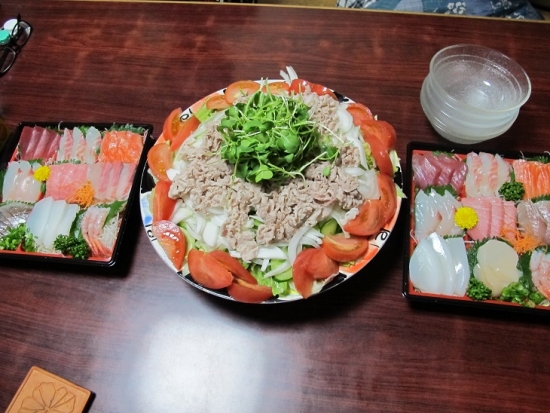 刺身盛り合わせと豚しゃぶサラダ