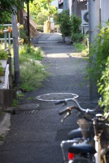 子安浜に降りる路地