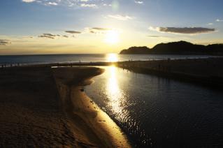 鎌倉・滑川河口の夕陽