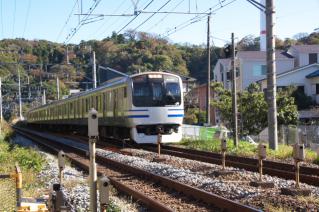 浦賀道(鎌倉):名越踏切に差し掛かる横須賀線列車