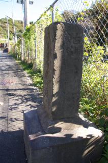 浦賀道(鎌倉):名越坂踏切脇の道標