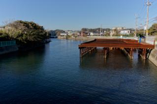 浦賀道(鎌倉):小坪・富士見橋より田越川上流を望む