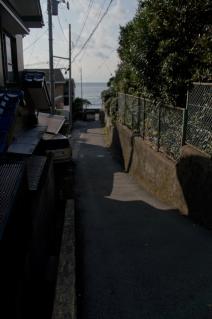 浦賀道(戸塚):県道から三ヶ浦海岸への下り口